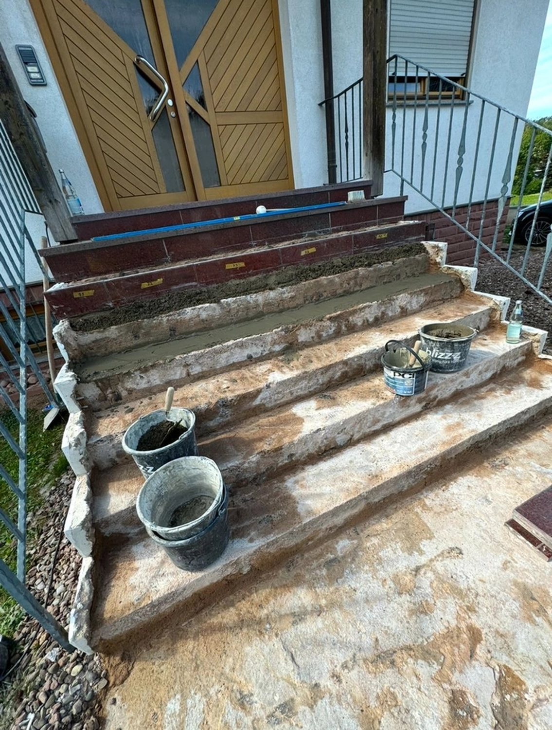 BESMIR QUPEVA - Fliesenlegermeister - Treppen vor der Renovierung