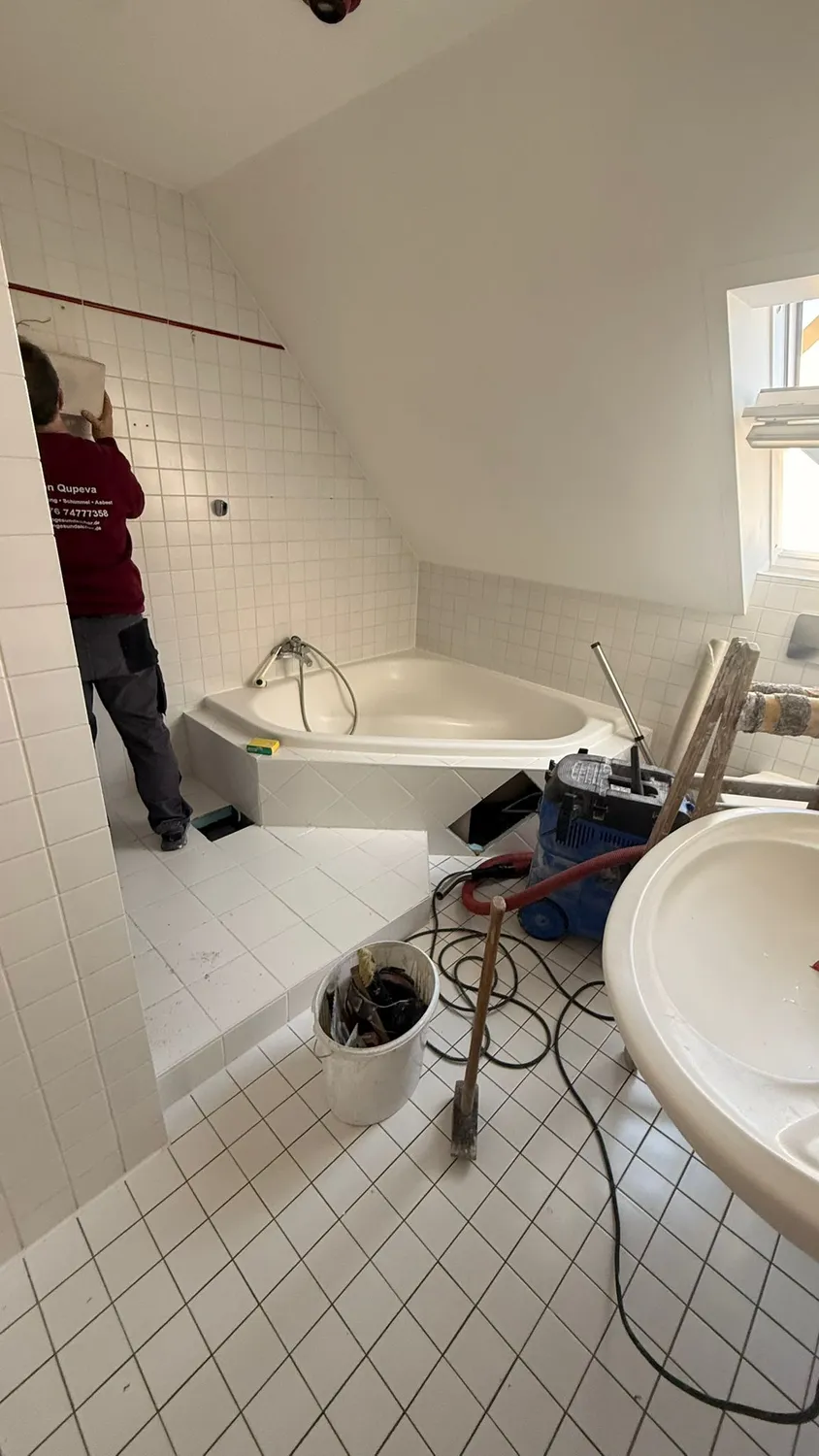 BESMIR QUPEVA - Fliesenlegermeister - Treppen vor der Renovierung